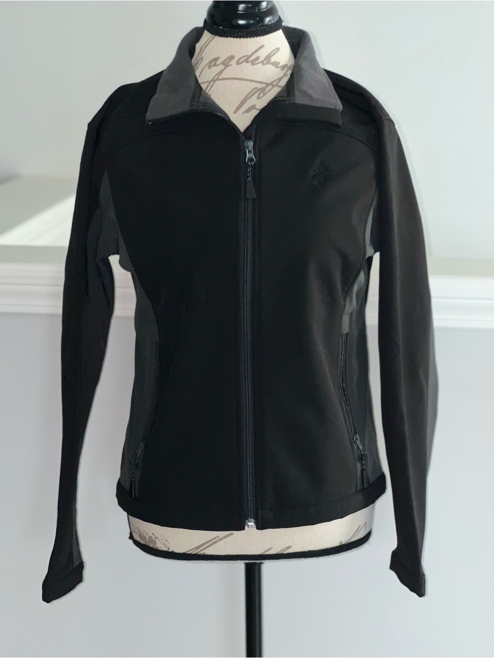 Devon & Jones Women’s Softshell Jacket Size S Black Gray Full Zip Fleece Lined